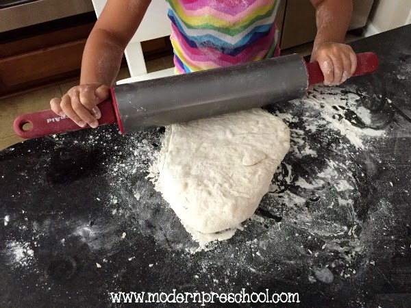 Pizza dough pretend play! Give preschoolers dough to strengthen fine motor skills through play from Modern Preschool.