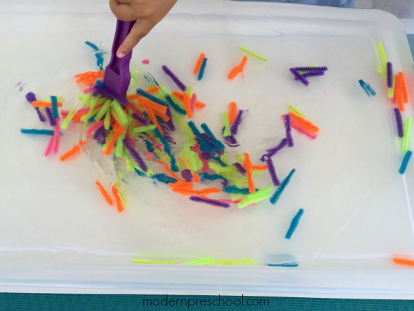 Magnetic water sensory play with pipe cleaners for preschoolers from Modern Preschool