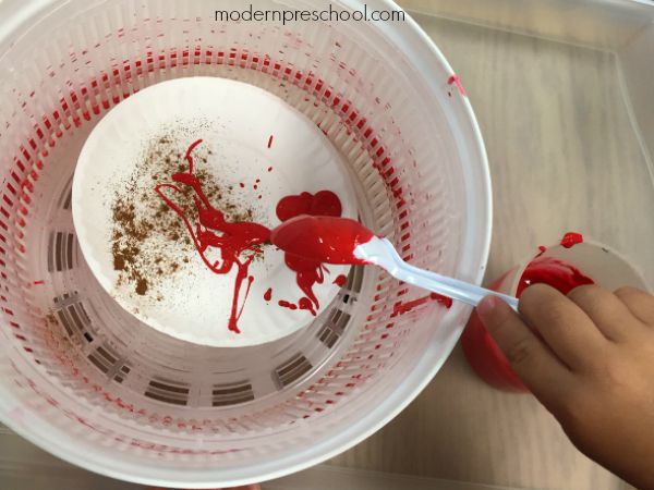 Apple pie scented paper plate spin art for preschoolers! | Modern Preschool