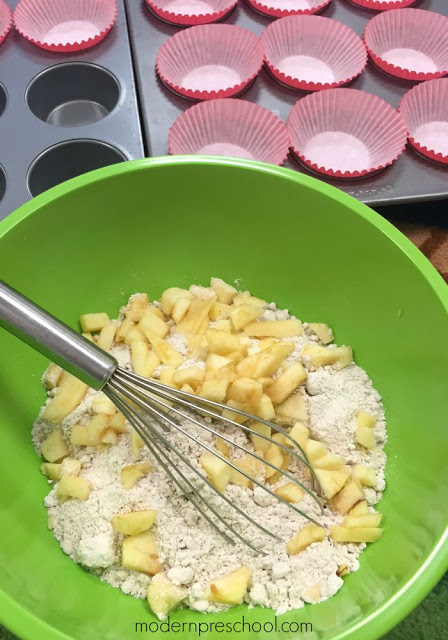 Baking easy apple sauce muffins with kids! Perfect for a preschool or kindergarten classroom from Modern Preschool!