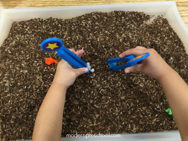 Help the pigs on the farm find their tails in the mud! Simple fine motor color matching activity for preschoolers from Modern Preschool!