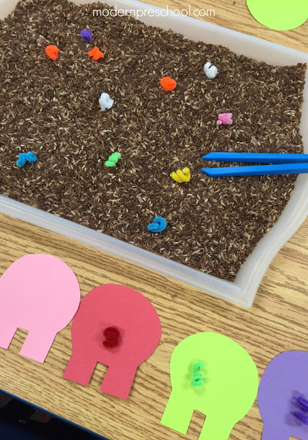 Help the pigs on the farm find their tails in the mud! Simple fine motor color matching activity for preschoolers from Modern Preschool!