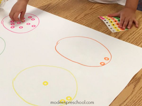 Teach colors and matching with stickers to preschoolers and toddlers! {Modern Preschool}