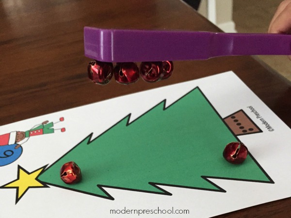 Free printable Christmas tree counting cards! Practice numbers, fine motor skills, math, and even science with preschoolers!