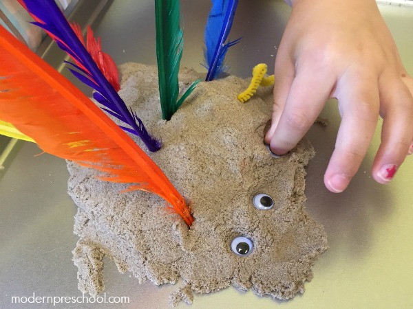 Kinetic sand turkeys are a great sensory activity for toddlers & preschoolers from Modern Preschool!