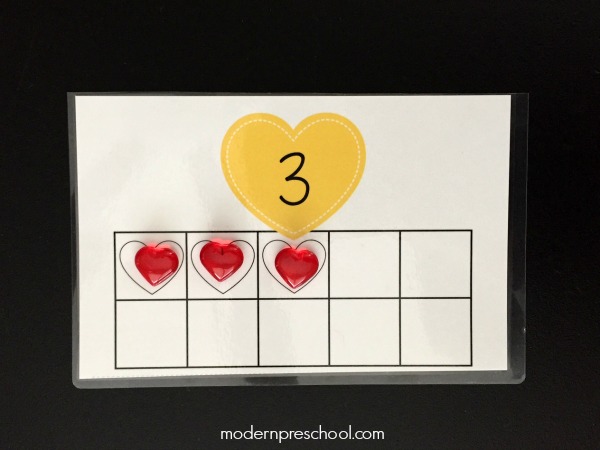 Free printable Valentine's Day counting hearts number activity for toddlers and preschoolers!