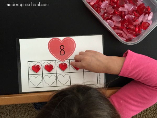 Free printable Valentine's Day counting hearts number activity for toddlers and preschoolers!