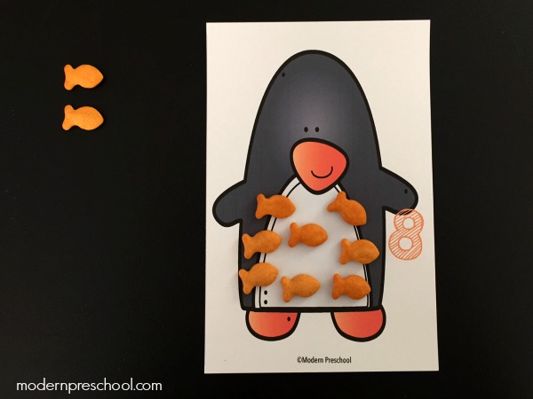 Free printable winter themed penguin counting mats 1-10 for preschoolers to snack and learn! Practice numbers, 1:1 correspondence, & fine motor skills!