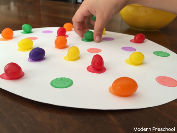 Jelly bean color matching Easter egg mats for toddlers and preschoolers! Practice counting and colors with this super simple math activity!