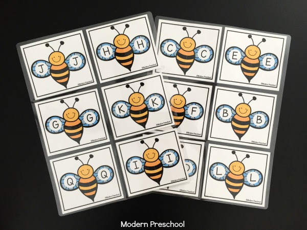 Simple FREE printable bumble bee alphabet match activity. Preschoolers & kindergarteners can match uppercase letters while working on letter recognition!