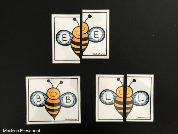 Simple FREE printable bumble bee alphabet match activity. Preschoolers & kindergarteners can match uppercase letters while working on letter recognition!