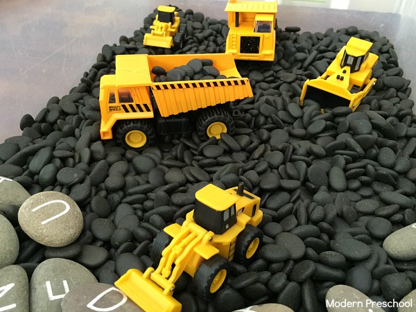 Construction zone simple sensory bin - perfect for toddlers and preschoolers who love construction trucks and playing in rocks! Great for a transportation or construction theme.