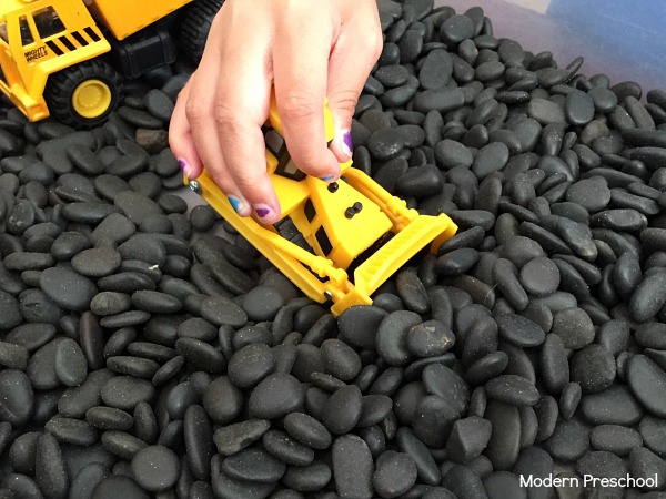 Construction zone simple sensory bin - perfect for toddlers and preschoolers who love construction trucks and playing in rocks! Great for a transportation or construction theme.