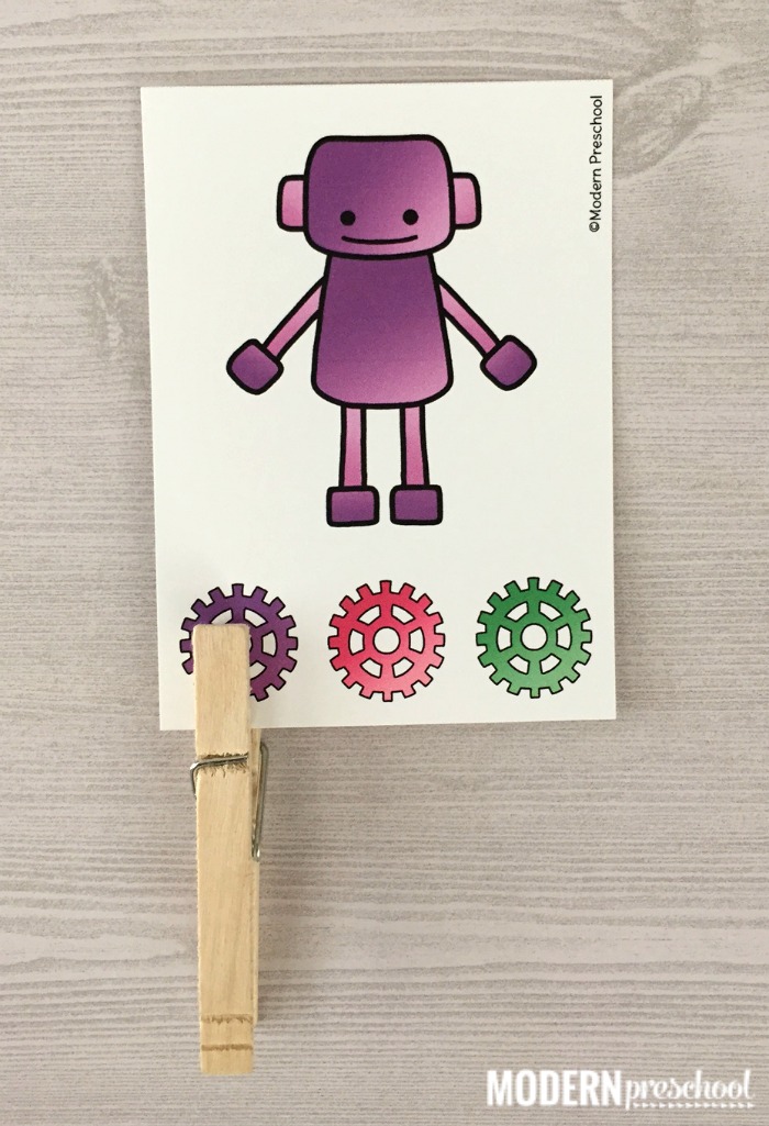 FREE robot color  matching clip cards are perfect for toddlers and preschoolers to practice color recognition, visual discrimination, and fine motor skills!