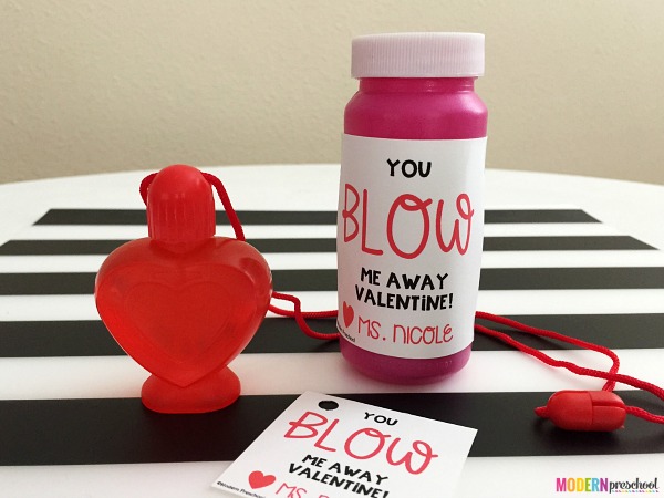 FREE printable bubbles valentines for kids! Easy to put together to use with any sized bubbles. No candy valentine for teachers and kids to give!